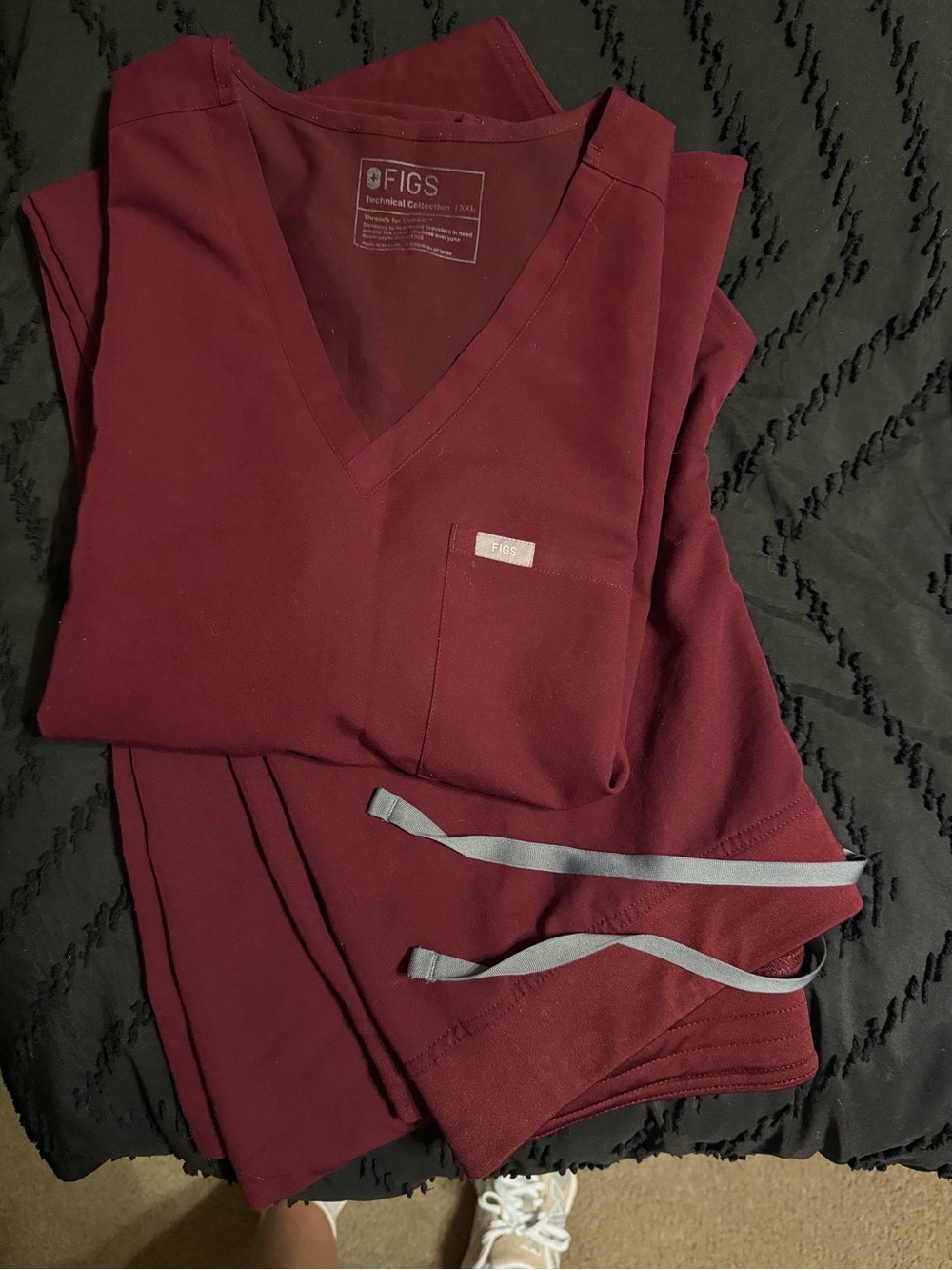 Figs Women's V-Neck Scrub Set in Burgundy